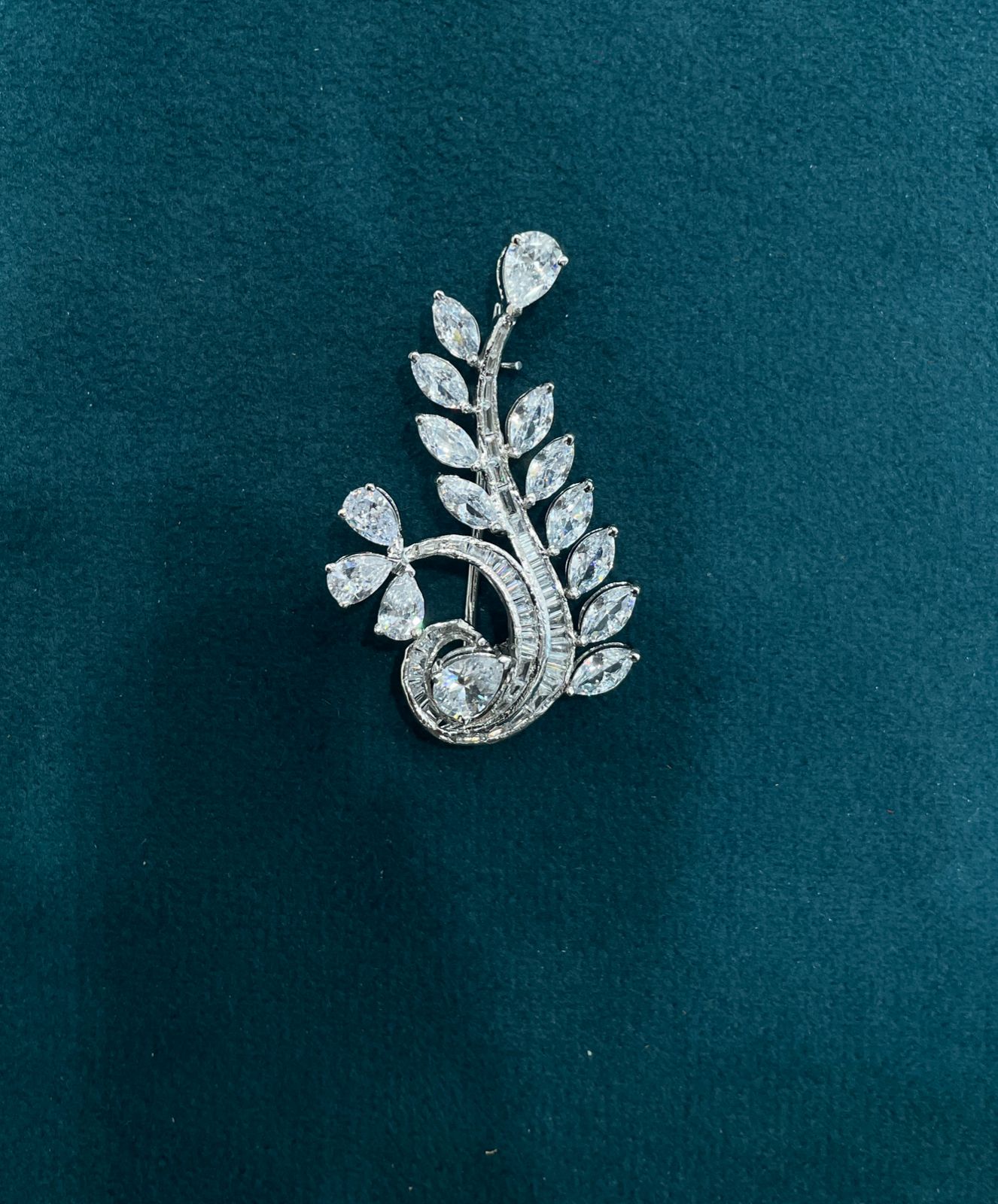 Stylish Leaf Cut Brooch